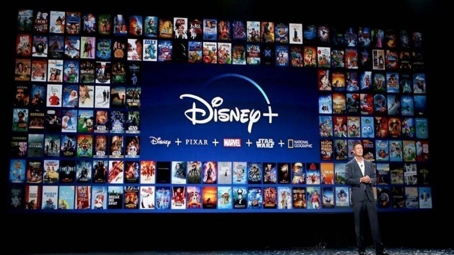 Painel com a fotos de diversos títulos da Disney e o CEO da empresa apresentando o novo Disney +