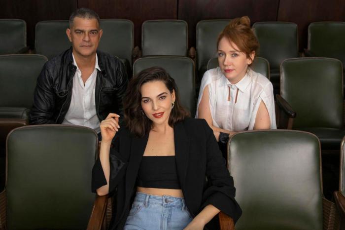 Sentados em cadeiras de cinema, da esqu. para a dir, Eduardo Moscovis, Taina Müller e Camila MOrgado