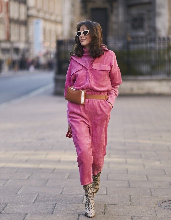 como investir em um look rosa chiclete, a cor de 2021