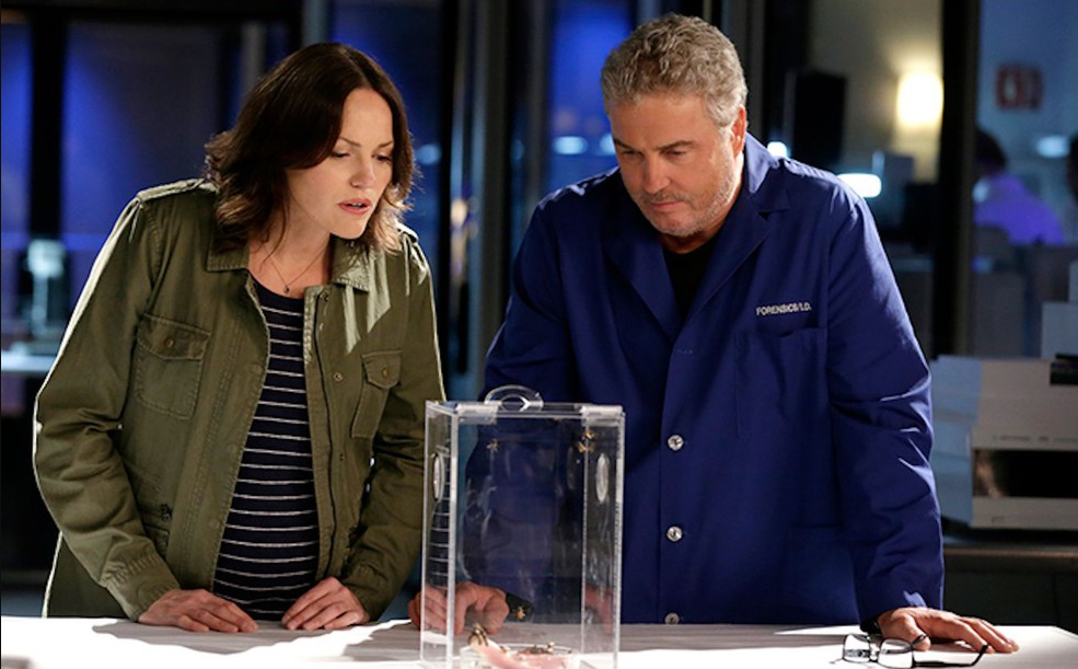 Sarah Siddle e Gil Grissom no laboratório do CSI. Ambos estão confirmados no revival de CSI