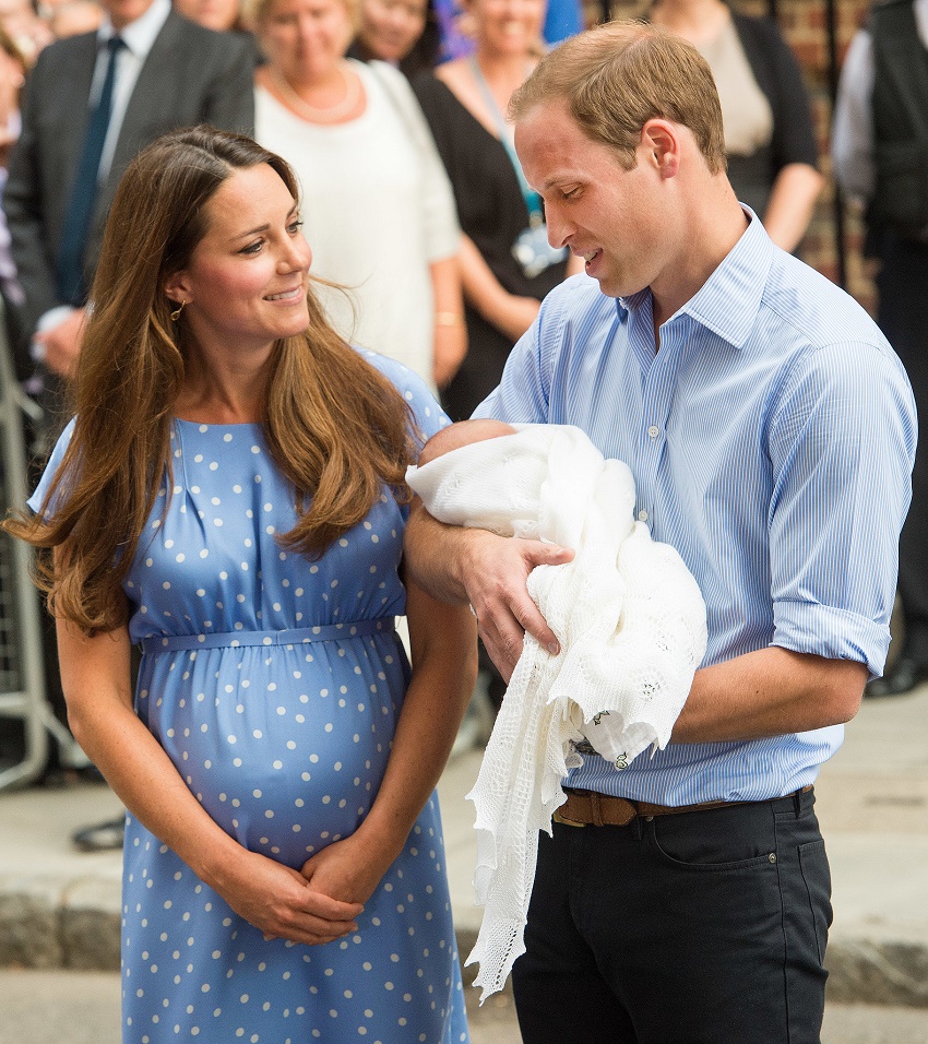 Kate e William na saída do hospital quando o pequeno George nasceu