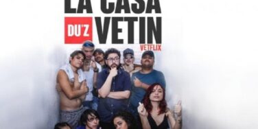 Grupo de jovens reunidos sob o logotipo escrito La Casa Du'z Vetin sobre um fundo branco acinzentado