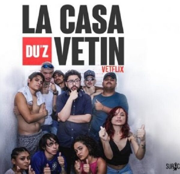 Grupo de jovens reunidos sob o logotipo escrito La Casa Du'z Vetin sobre um fundo branco acinzentado