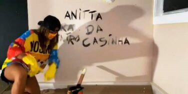 Anitta Dentro da Casinha