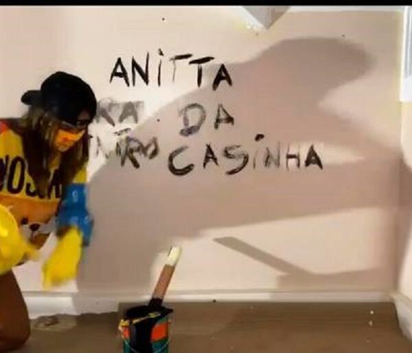 Anitta Dentro da Casinha