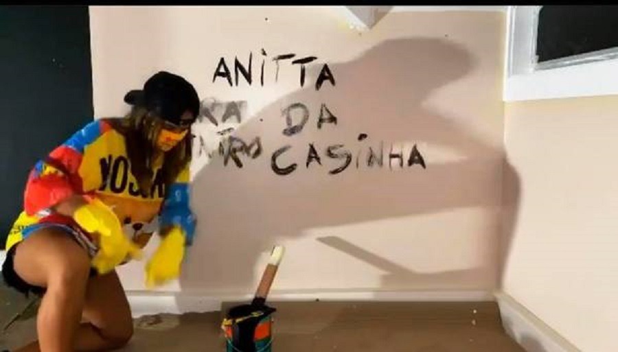 Anitta Dentro da Casinha