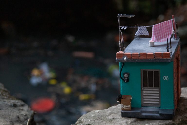 Artista cria “favela em miniatura” com materiais recicláveis - Pátio Hype