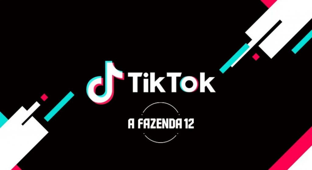 Logotipo do TikTok seguido do logotipo de A Fazenda, ambos sobre um fundo escuro com detalhes claros em tons de branco, azul e rosa