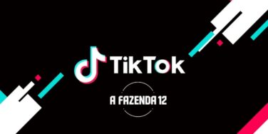 Logotipo do TikTok seguido do logotipo de A Fazenda, ambos sobre um fundo escuro com detalhes claros em tons de branco, azul e rosa