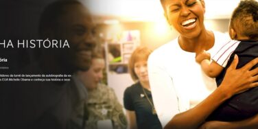 Documentários Inspiradores: Foto de Michelle Obama sorrindo com uma criança no colo juntamente com o nome Minha HIstória na capa do documentário na Netflix