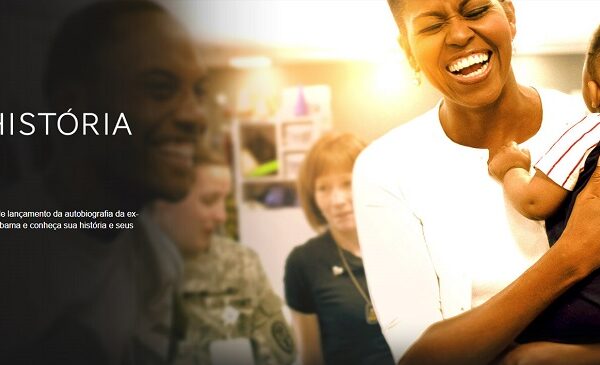 Documentários Inspiradores: Foto de Michelle Obama sorrindo com uma criança no colo juntamente com o nome Minha HIstória na capa do documentário na Netflix