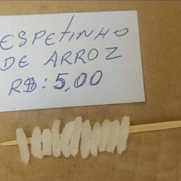 memes do preço do arroz: grãos de arroz espetados em um palito de dente com um aviso dizendo "espetinho de arroz R$5,00"