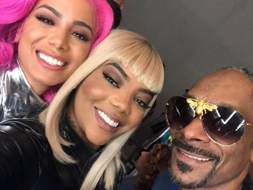 Anitta de cabelo rosa à esquerda, Ludmilla loira ao centro e Snoop Dogg à direita em foto de divulgação de Onda Diferente. Paz entre Anitta e Ludmilla