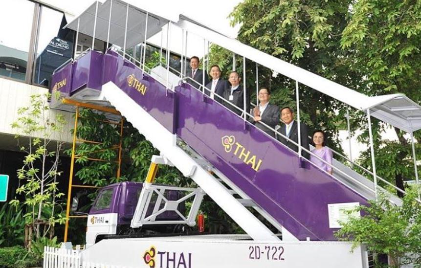escada para acessar aeronaves usada em restaurante com tema de avião