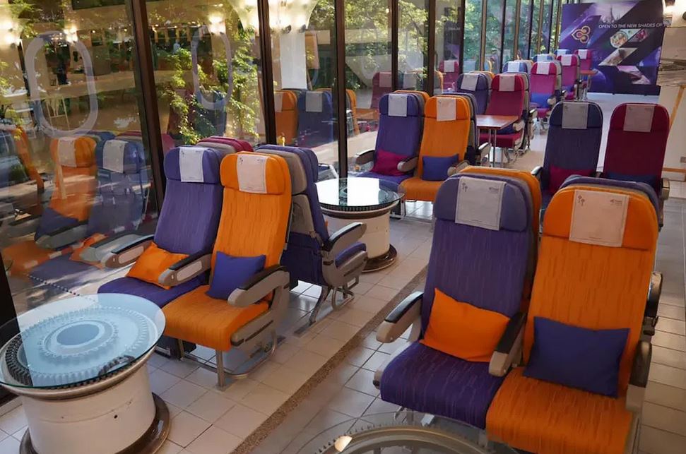 Assentos de passageiros em restaurante com tema de avião