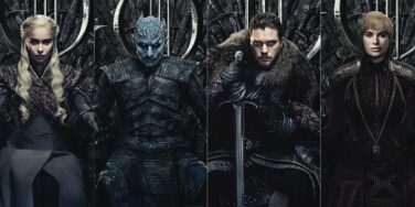 Diferentes personagens de Game of Thrones sentados no Trono de Ferro