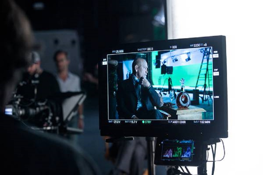 Bastidores da gravação de 100 Anos: o ator John Malkovich aparece na tela do monitor de acompanhamento do diretor do filme