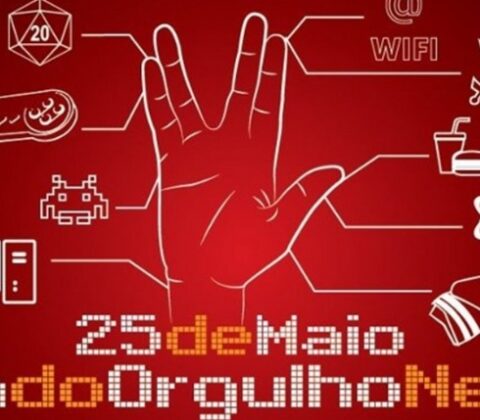 Fundo em tons de vermelho com o desenho de uma mão fazendo o gesto do spock e ao redor, símbolos do universo geek e nerd e a frase 25 de maio Dia do Orgulho Nerd