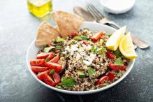 Receita do dia: Salada de Quinoa com frutas e queijo Feta!