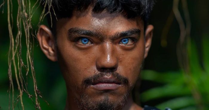 indígenas olhos azuis